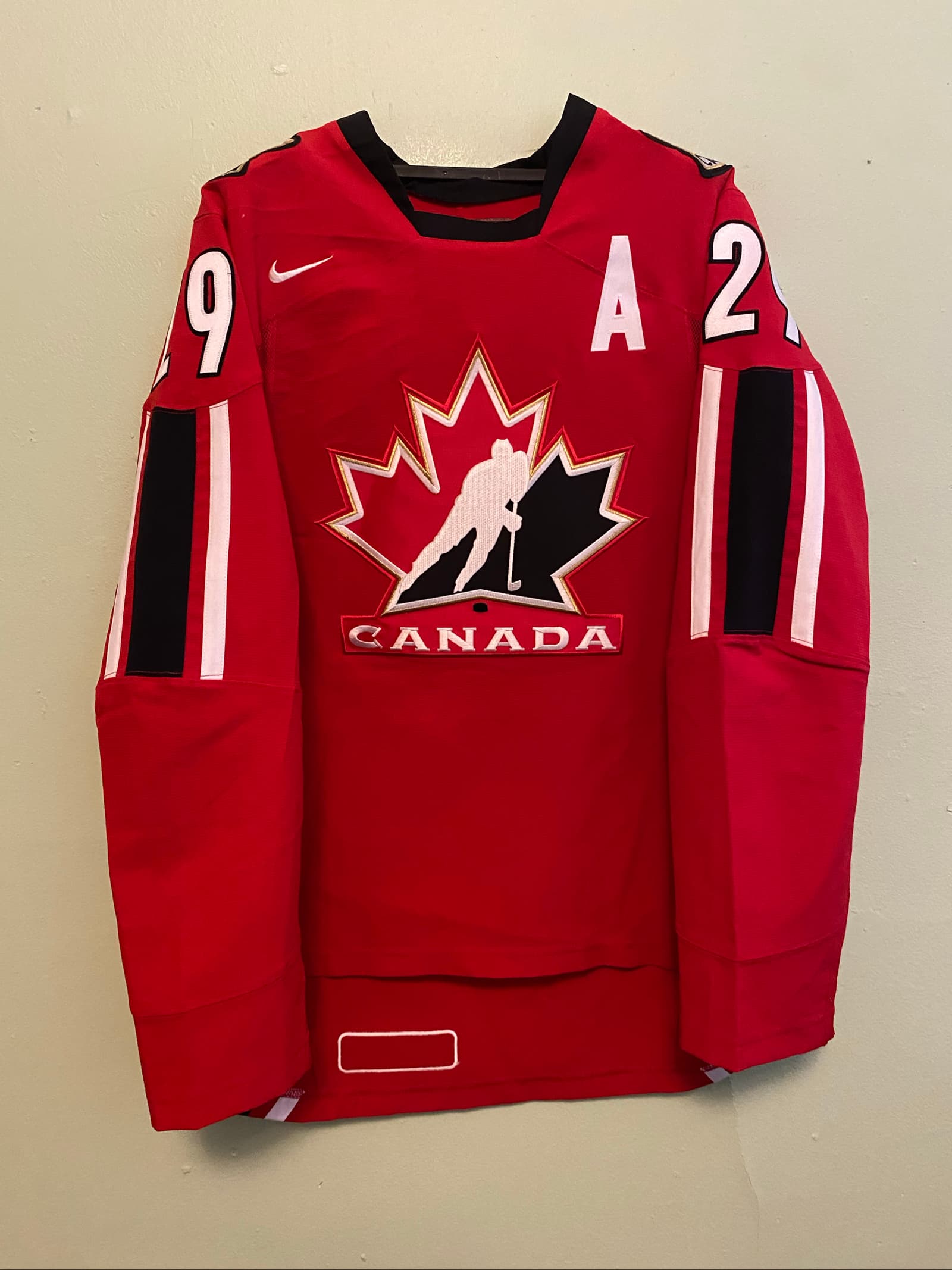Team Canada Jonathan Toews Nike IIHF Hockey Jersey - Red - Size Unknown